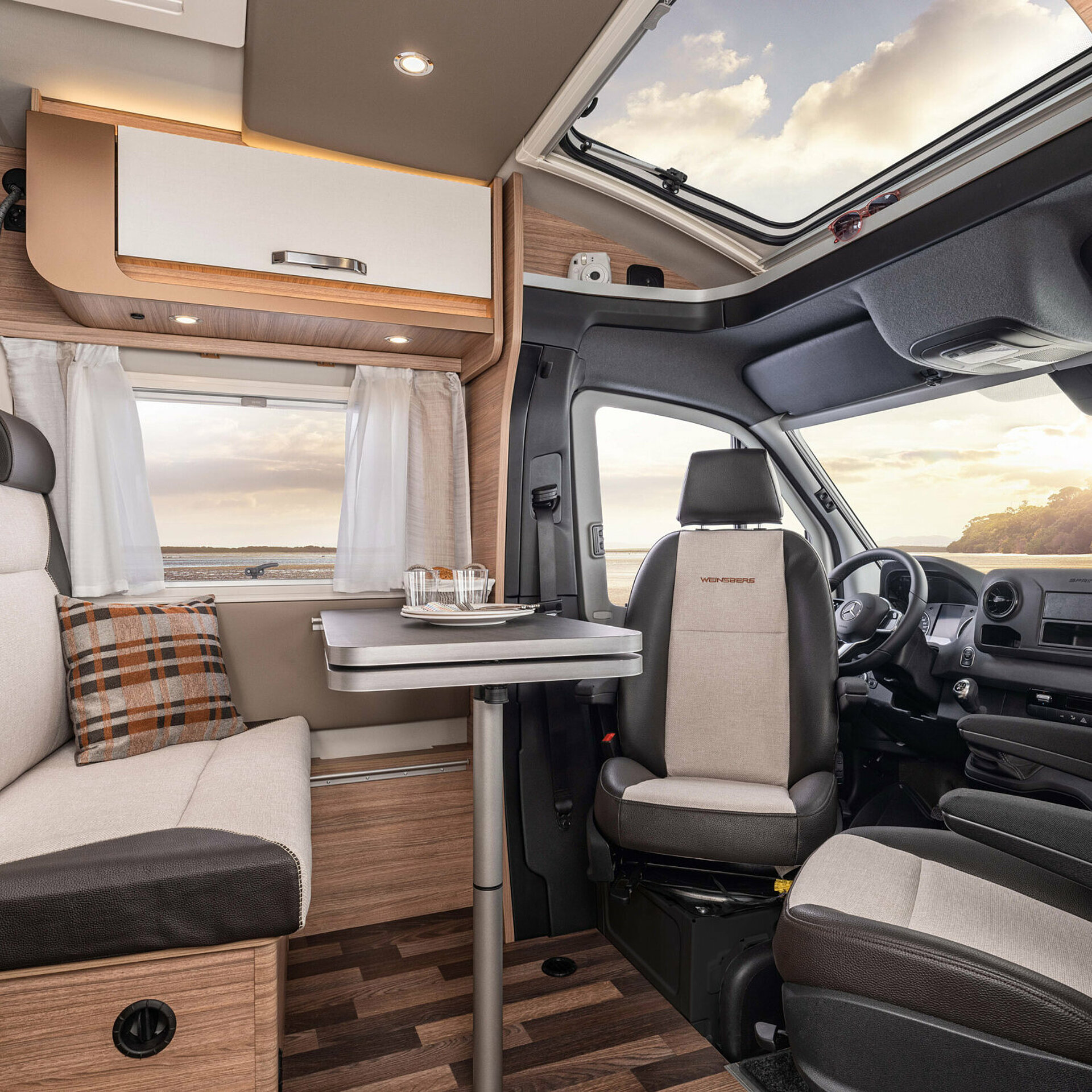 WEINSBERG CaraCompact EDITION [PEPPER] Mercedes-Benz 2023 Esstisch und Cockpit